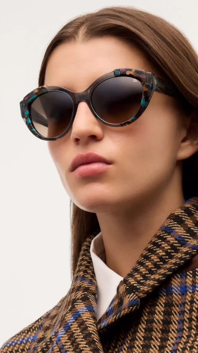 Za dneve, ko outfit govori sam zase. 😎

👉 Etnia Barcelona z modelom Nila dokazuje, da so sončna očala lahko statement, ne samo dodatek. 😁

🔥 Drzna turkizna, retro vibe in tista effortless energija Barcelone.

#optikapoljsak #etniabarcelona #etnia #soncnaocala