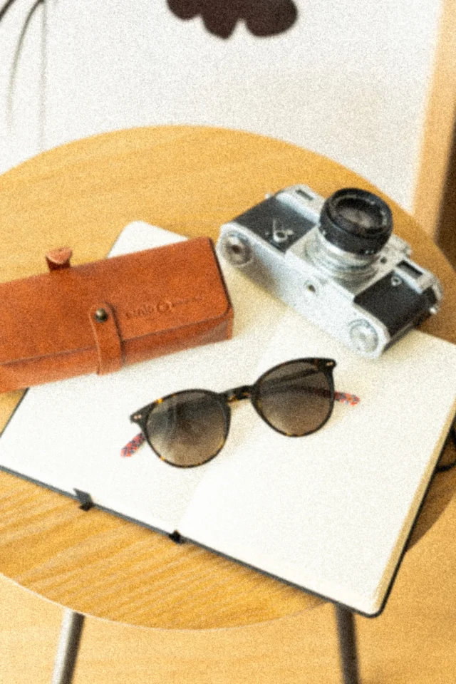 😎 Subtilna izjava samozavesti. Etnia Jordaan II ☀️ lahkotni, diskretni, a opazni. 🕶️✨

🕶️ Spoznajte Etnio Barcelona na naši spletni strani ali v poslovalnici v Hederi. 

#optikapoljsak #etnia #etniabarcelona #soncnaocala