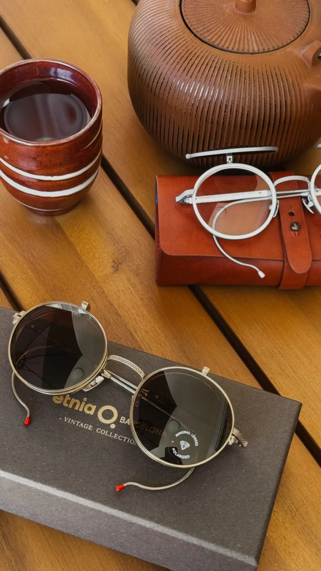 Ker se vaš dan spreminja, se lahko z njim tudi vaša očala. 👓👉🏻🕶️

😎 Etnia Barcelona ustvarja korekcijska in sončna očala narejena iz naravnega acetata in uporablja mineralna stekla, ki so zelo vzdržljiva. 🤓

📍 Poiščeš jih lahko v naši poslovalnici v Hederi, v Bršljinu. 😁

#optikapoljsak #etniabarcelona #soncnaocala #novomesto