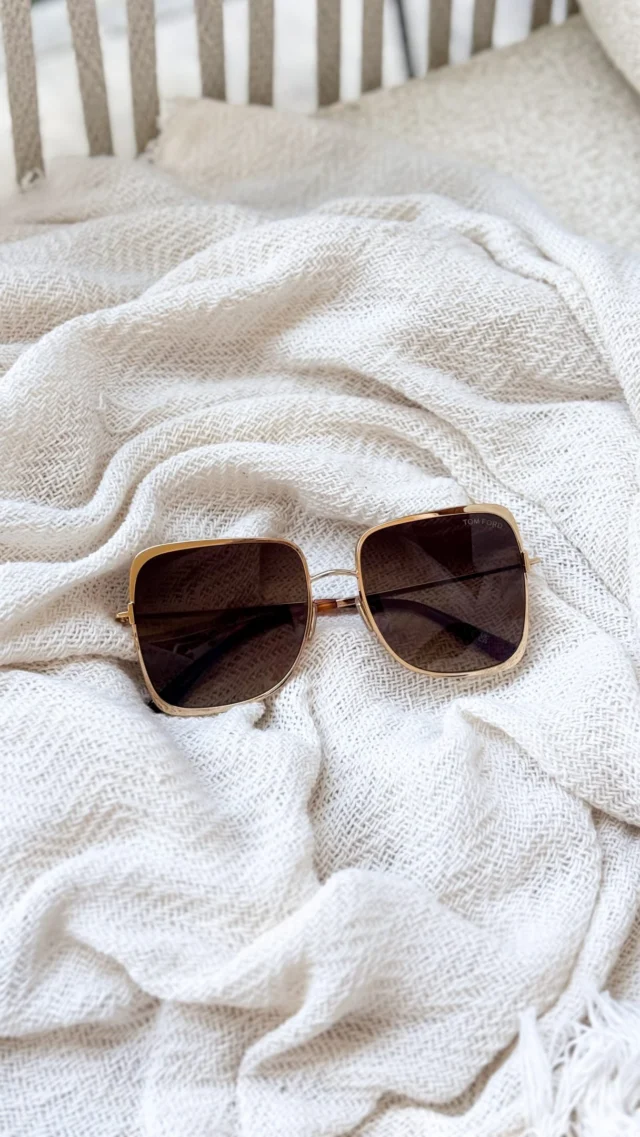 Več kot le zaščita pred soncem. 💅🏼😎

Velika stekla poudarijo obraz in dodajo pridih filmske elegance. 🕶️

Tom Ford.

#optikapoljsak #optika #soncnaocala #novomesto